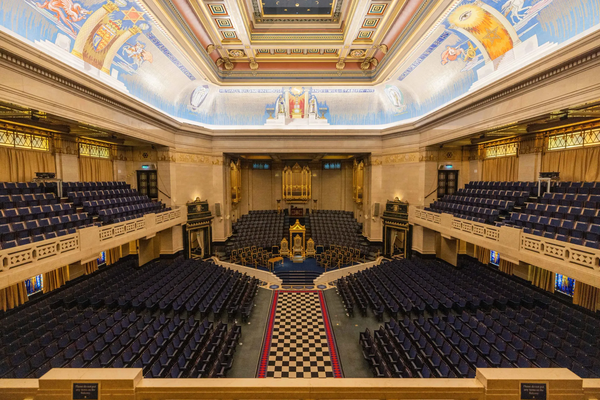 O Grand Temple do Freemasons' Hall, em Londres, com o pavimento mosaico no eixo central e o trono do Grão-Mestre ao fundo