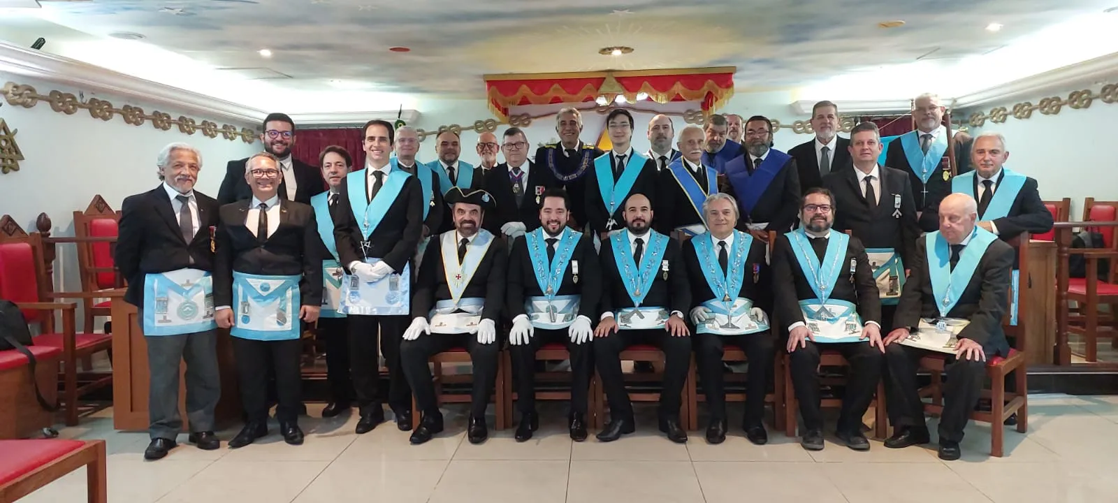 Irmãos da Loja Brasília reunidos no templo, de avental, na sessão de instalação da administração 2026–2027